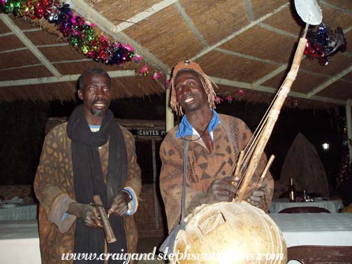 Malian musicians (note the coin slot in the kora)
