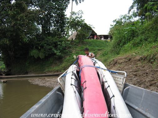 Ñame loads the canoe