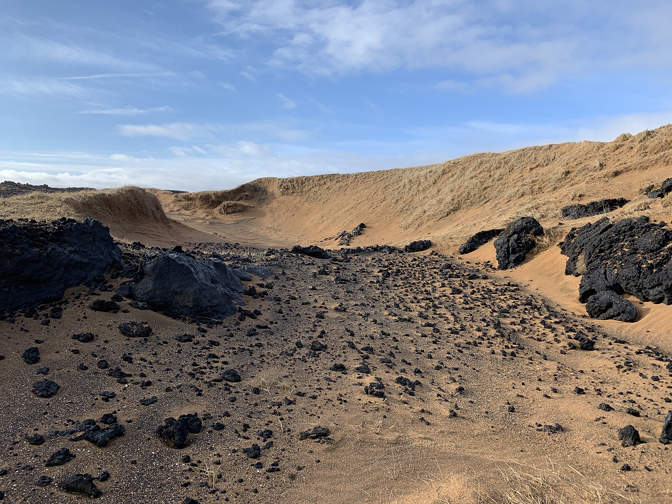 Sand Dunes, Buðir