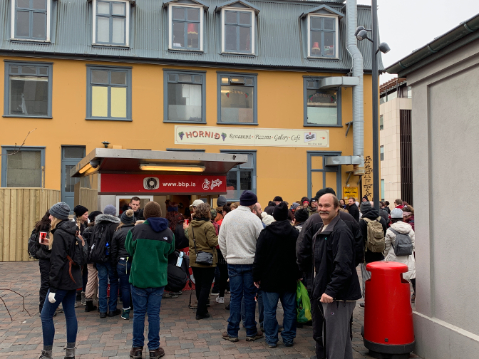 Quite a crowd for hot dogs at Bæjarins Beztu Pylsur