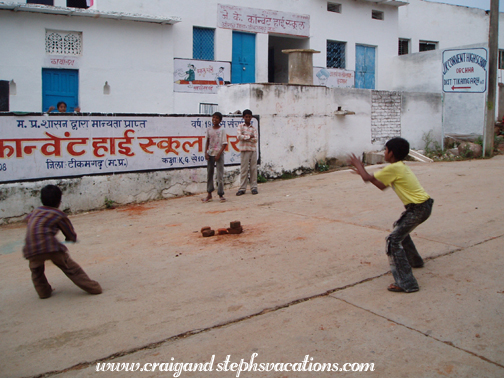 Kids playing in the street, Orchha
