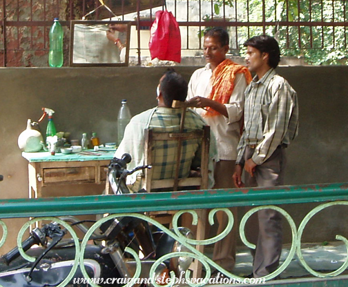 Street Barber, Agra