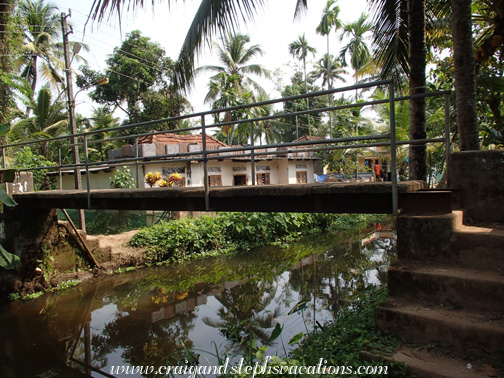 Elevated footbridge, Moncompu