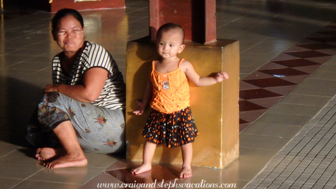 Mom and daughter, Chaukhtatgyi Pagoda