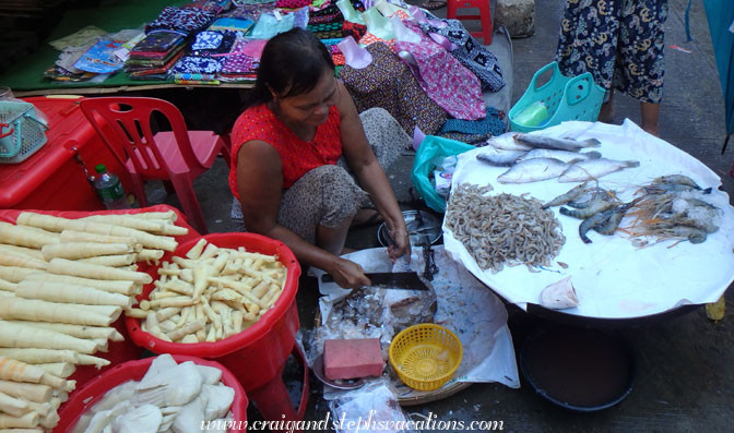 Woman scaling fish, Hledan market