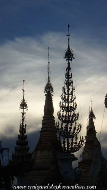 Silhouettes of gilded umbrellas (hti), Shwedagon