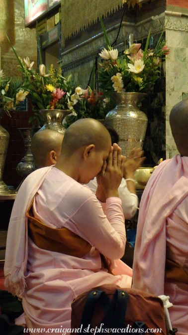 Nuns pray before Mahamuni Buddha