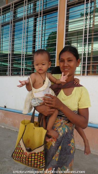 Mother and baby, Mahagandayon Monastery