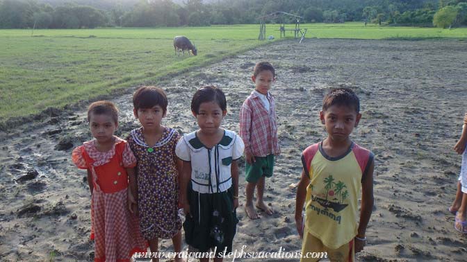 Friendly kids, Kaung Tee Village