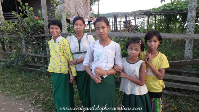 Schoolgirls, Tha Phan Seit Village