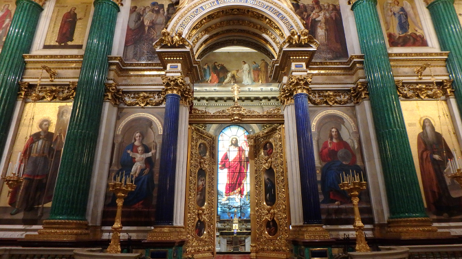 Iconostasis framed by pillars of malachite and lapis lazuli, St. Isaac's Cathedral