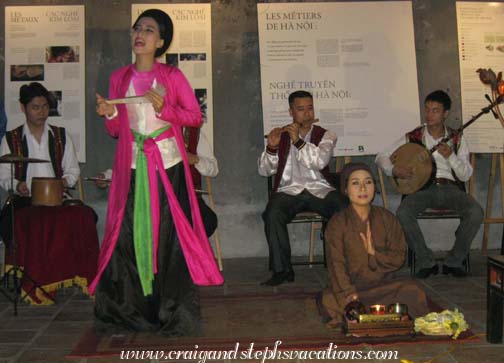 Cheo actresses performing the story of Thi Kinh