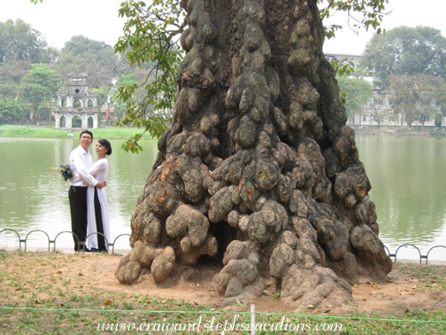 Wedding photo in front of the Turtle Tower, Hoan Kiem Lake