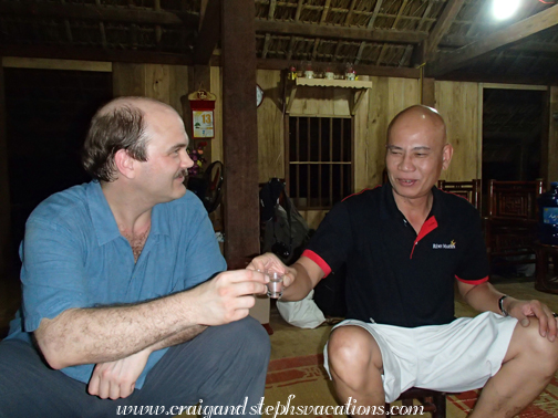 chuc suc khoe - Craig and Mr. Giang toasting