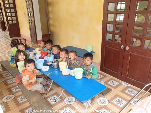Kindergarten students eating lunch