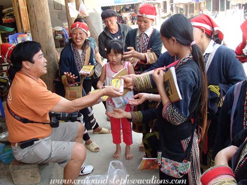 Cuong hands out school supplies to the Red Dao