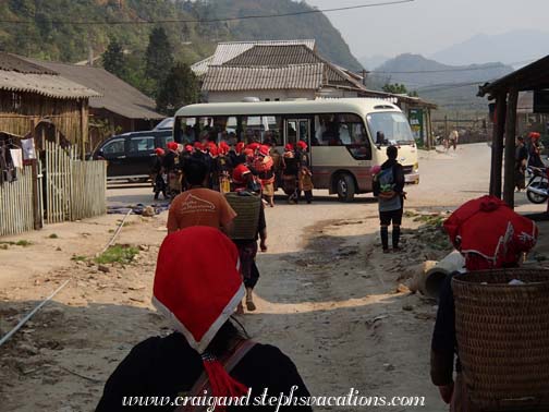 Red Dao women swarm a tour bus