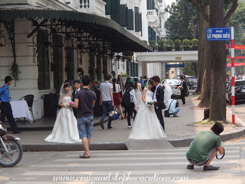 Wedding photos in front of the Metropole