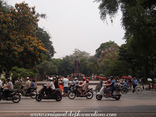 Traffic passing Ly Thai To statue