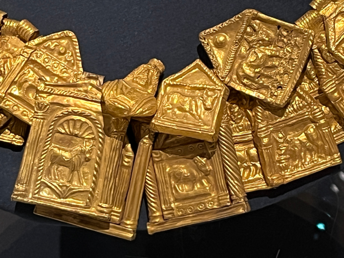 NMEC: Gold necklace