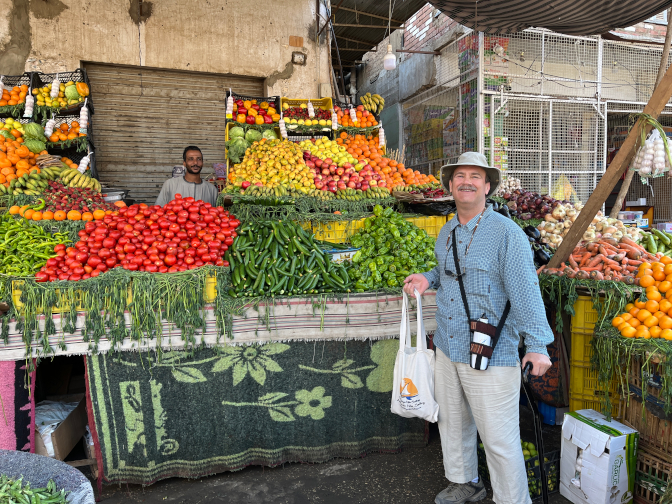 Buying hot peppers in Daraw