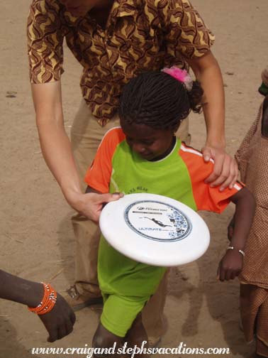 Anna teaches Daniel's daughter to throw the frisbee