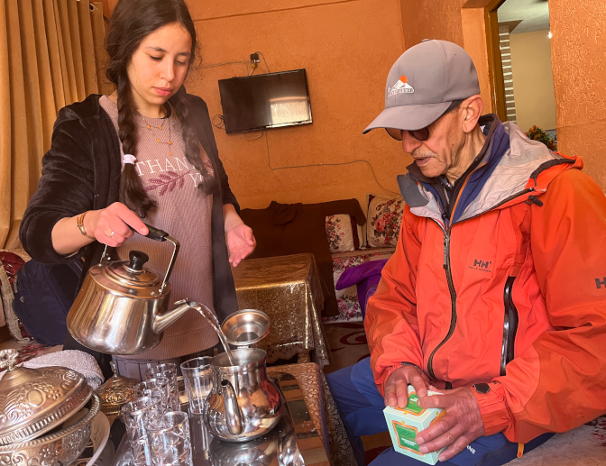 Kaltoum and Hassan prepare tea