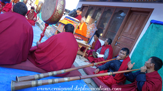 Musicians play dungchen brass horns