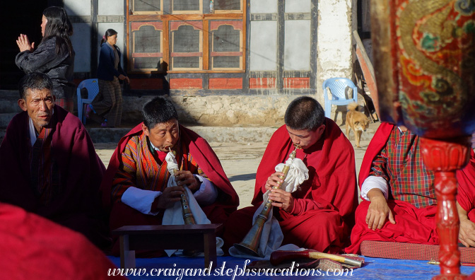 Musicians play jaling (oboes)