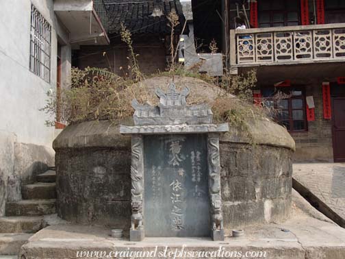 Burial mound, Shi Qing Village