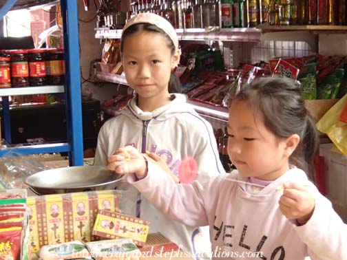 Girls, Kaili Sunday market