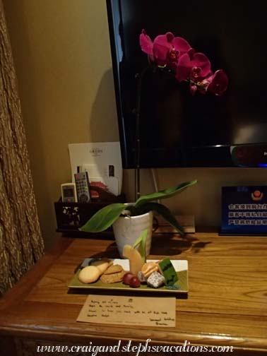 Welcome note and snacks, Red Wall Garden