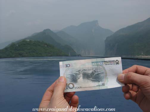 The Kui Gate of Qutang Gorge, and its image on the 10 yuan note