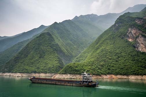 Barge passing through Wu Gorge (Photo courtesy of Birgit Kolboe)