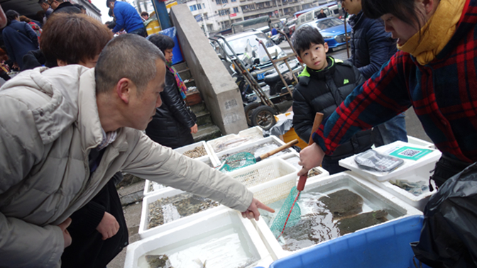 Wang Jun selects a turbot