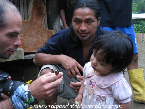 Felipe shows the caterpillar to Tamia