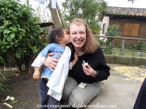 Yupanqui gives Steph a besito while we share fresh guaba