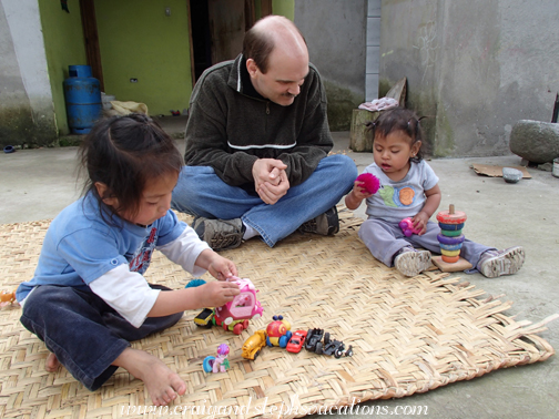 Craig plays with Yupanqui and Tayanta