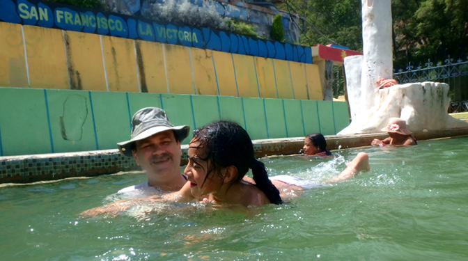 Achi Taita swimming with Yupanqui