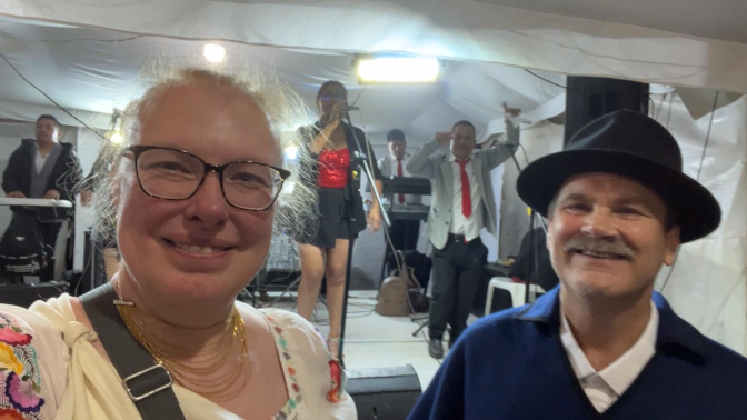 Achi Taita and Achi Mama dancing to the band