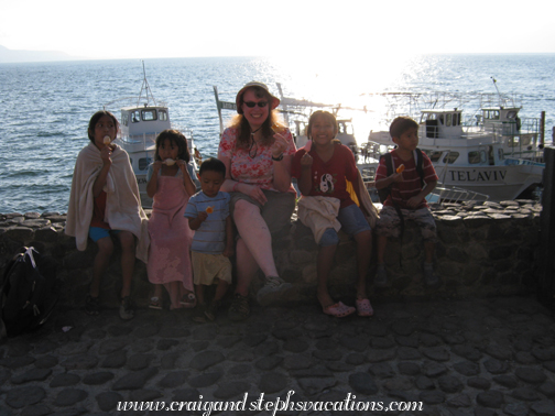 Yoselin, Aracely, Eddy, Steph, Yasmin, and Josue eating ice cream by the lake