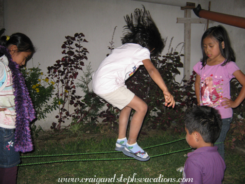 Aracely playing Chinese jumprope with Loren, Neli, and David