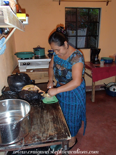 Paulina cuts chicken