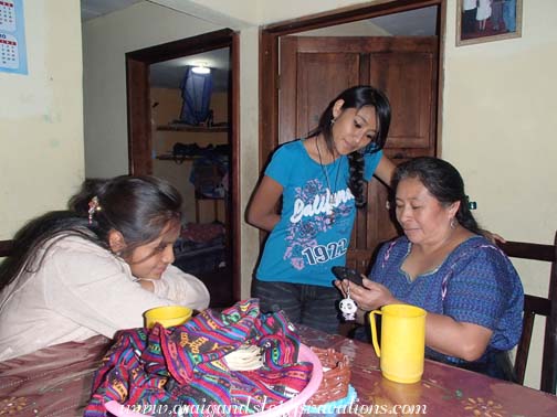 Vanesa shows photos to Estela