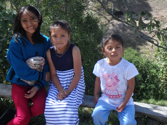 Aracely, Sisa, and Shina Tayanta waiting for a camioneta