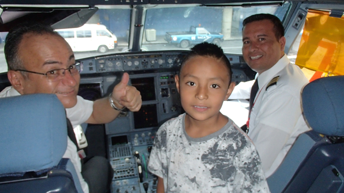 Eddy in the cockpit with the Avianca pilots