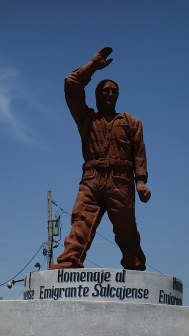 Statue honoring emigrants in Salcaja