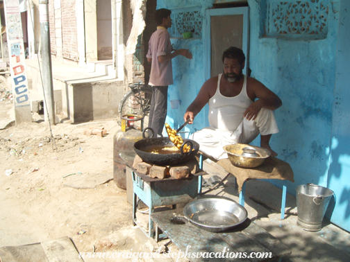 Cooking fresh samosas, Fatehpur