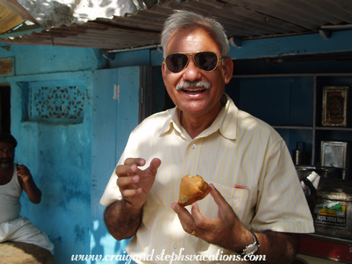 Mukul enjoys a piping hot samosa, Fatehpur