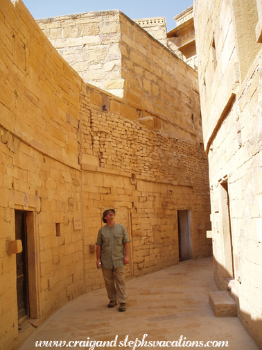 Craig explores a Jaisalmer alleyway